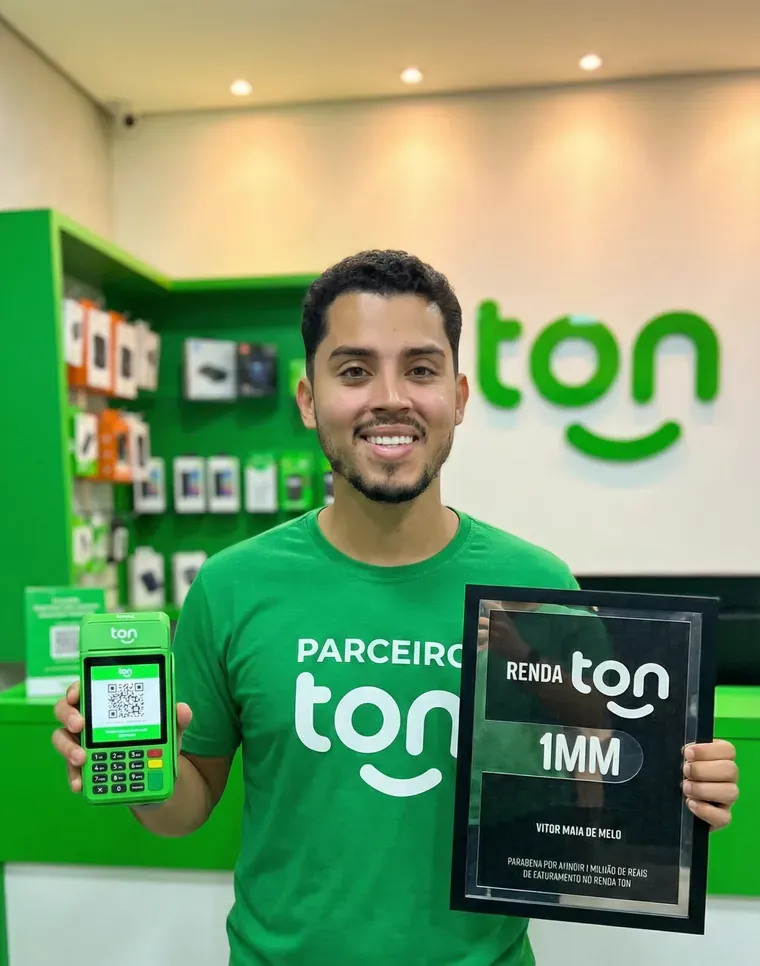 Vitor Melo com a camisa Parceiro Ton, segurando a T2 e a placa Renda Ton 1MM